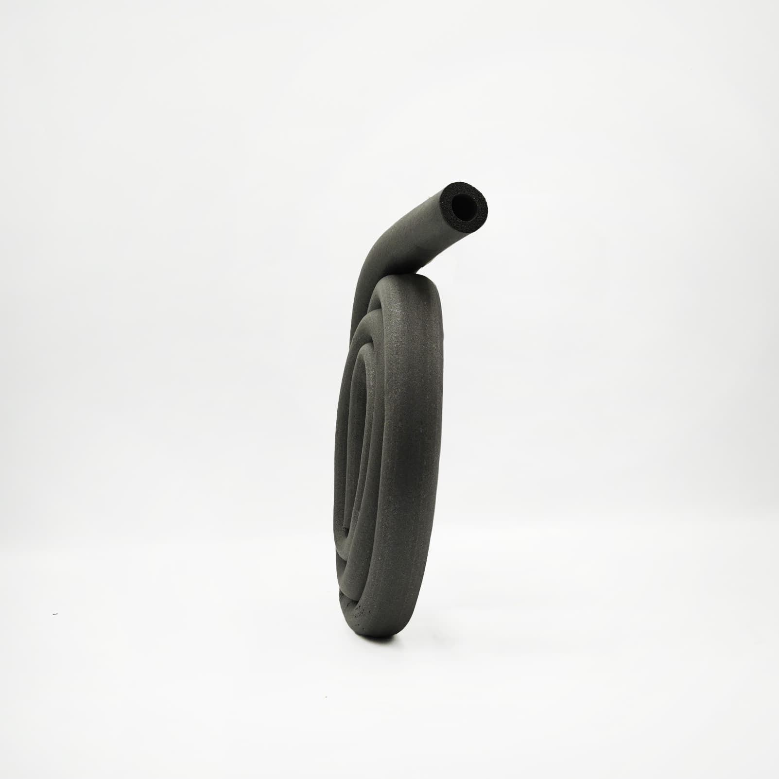 Manchon isolant noir enroulé pour tube cuivre frigorifique