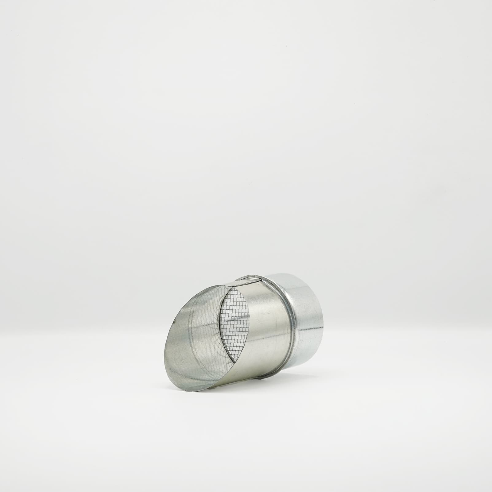 Visière pare-pluie à virole métallique et grille pour conduit de ventilation rond