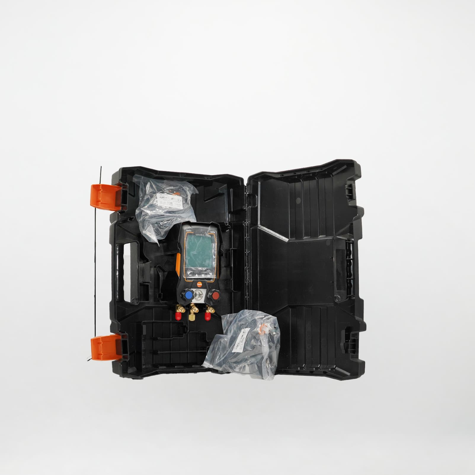 Manifold numérique Testo 550s Bluetooth à 2 voies avec coffret Manifold numérique Testo 550s Bluetooth à deux voies dans son coffret ouvert avec accessoires emballés