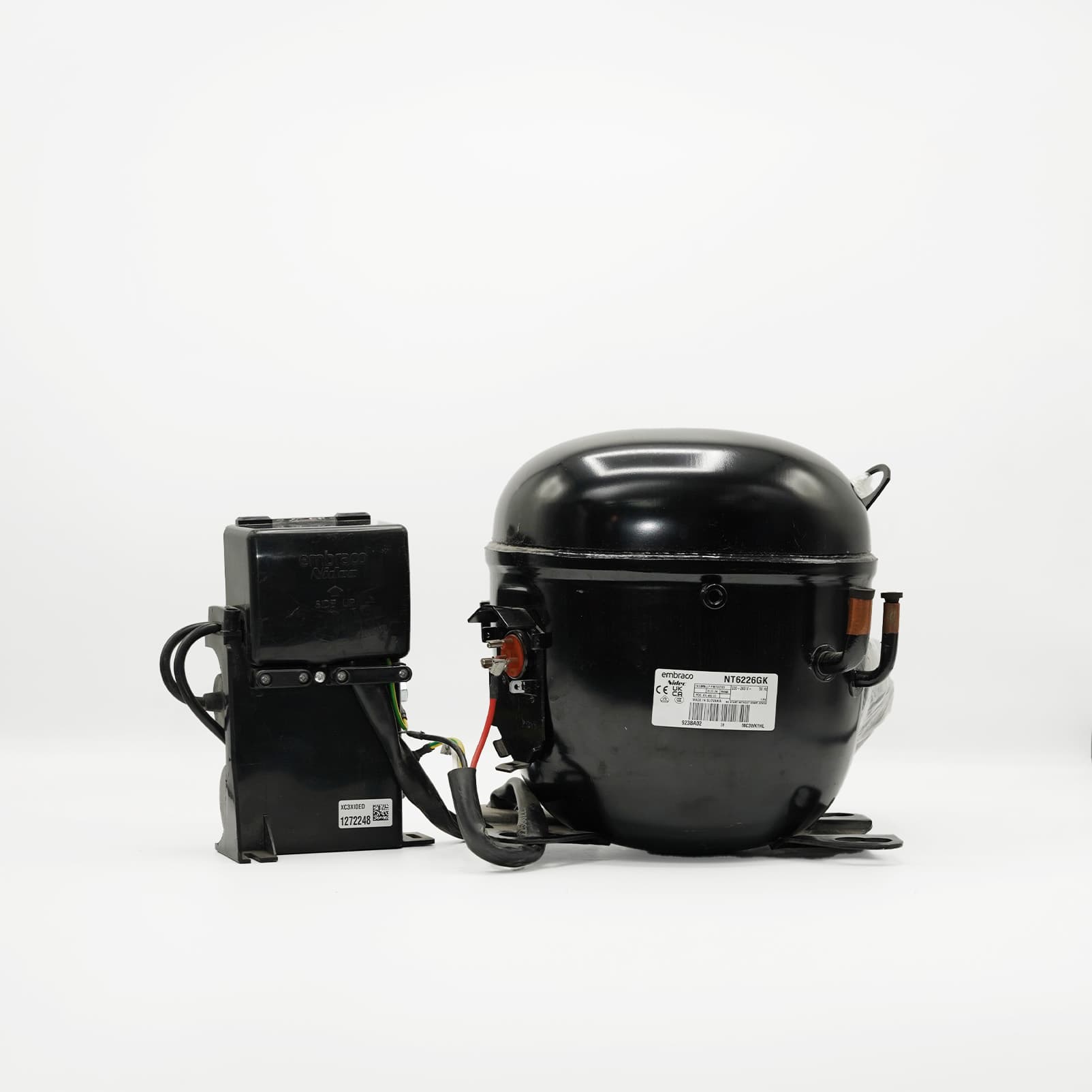 Compresseur hermétique Embraco NT6226GK pour R404A avec boîtier électrique et plaque signalétique