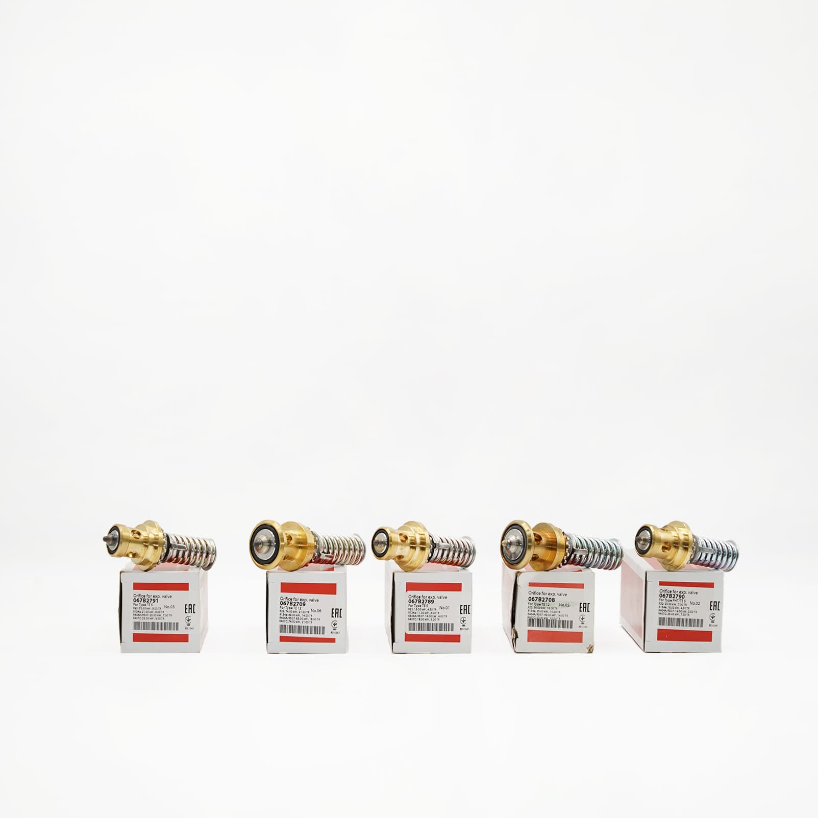 Orifice Danfoss TE 5 n° 02 pour détendeur thermostatique — 067B2790 Gamme de cinq orifices Danfoss photographiés avec leurs boîtes, dont la référence 067B2790 pour TE 5 taille 02