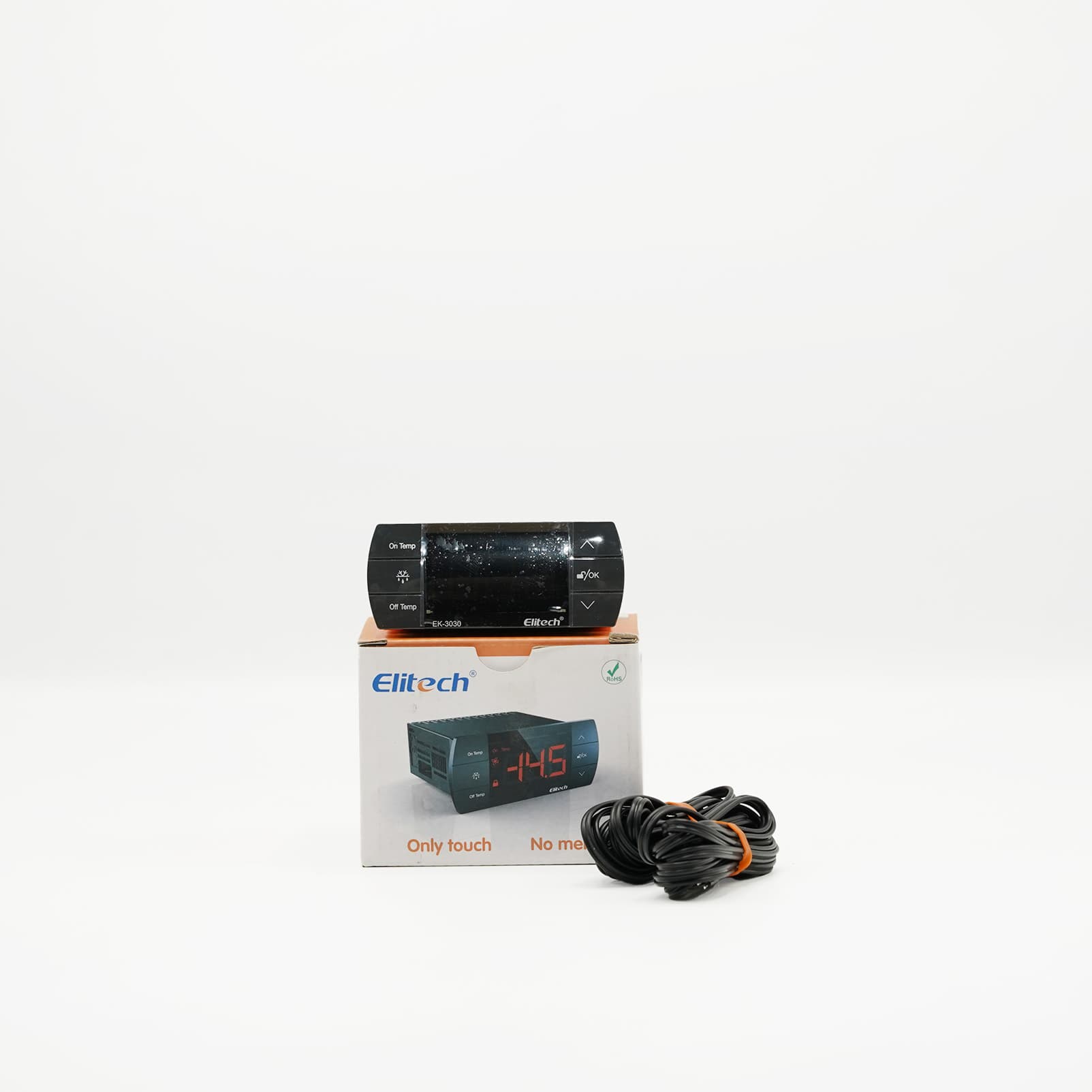 Régulateur Elitech EK-3030 pour chambre froide négative Contrôleur Elitech EK-3030 noir sur sa boîte avec sonde câblée