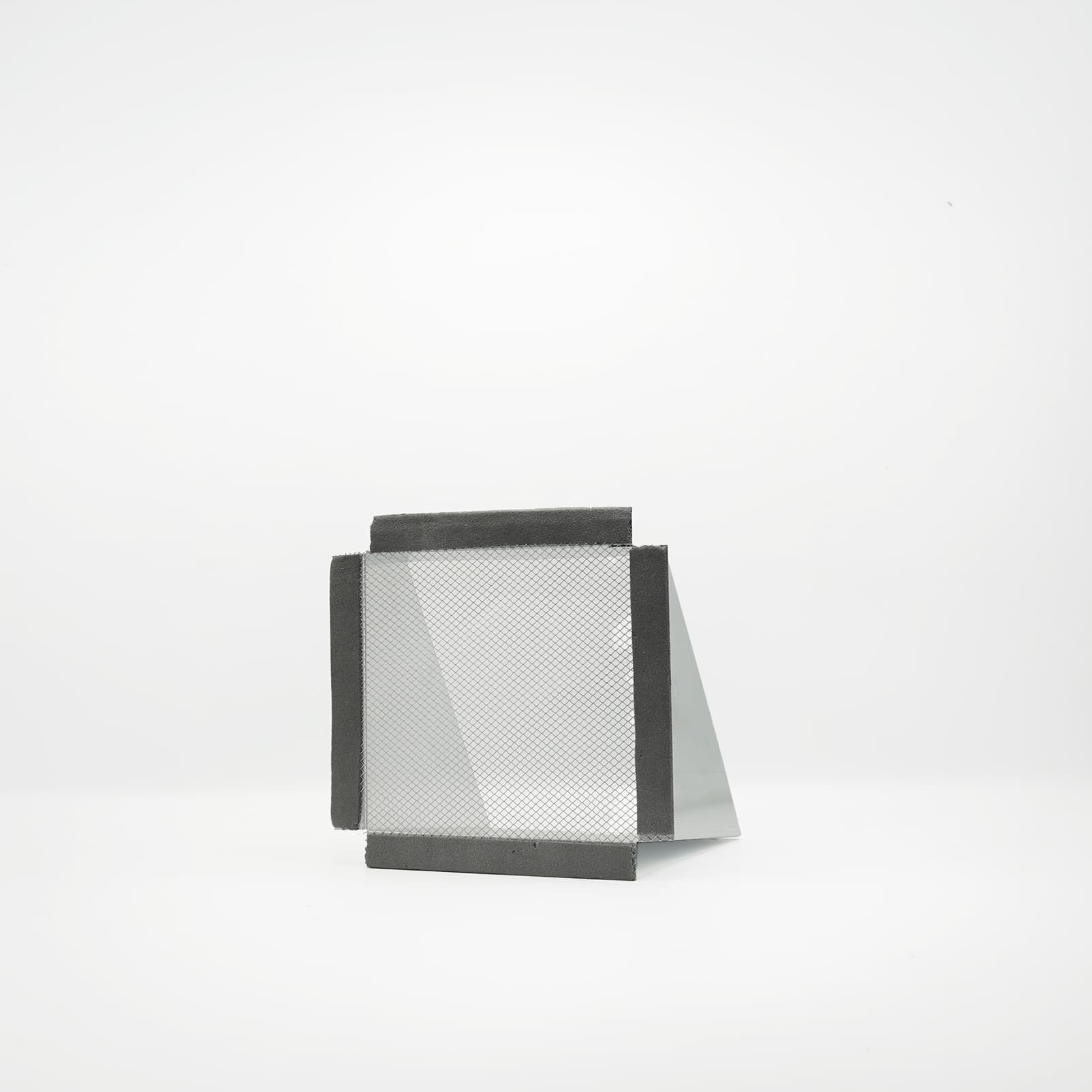Visière grillagée STR rectangulaire pour sortie de ventilation, vue de face et profil