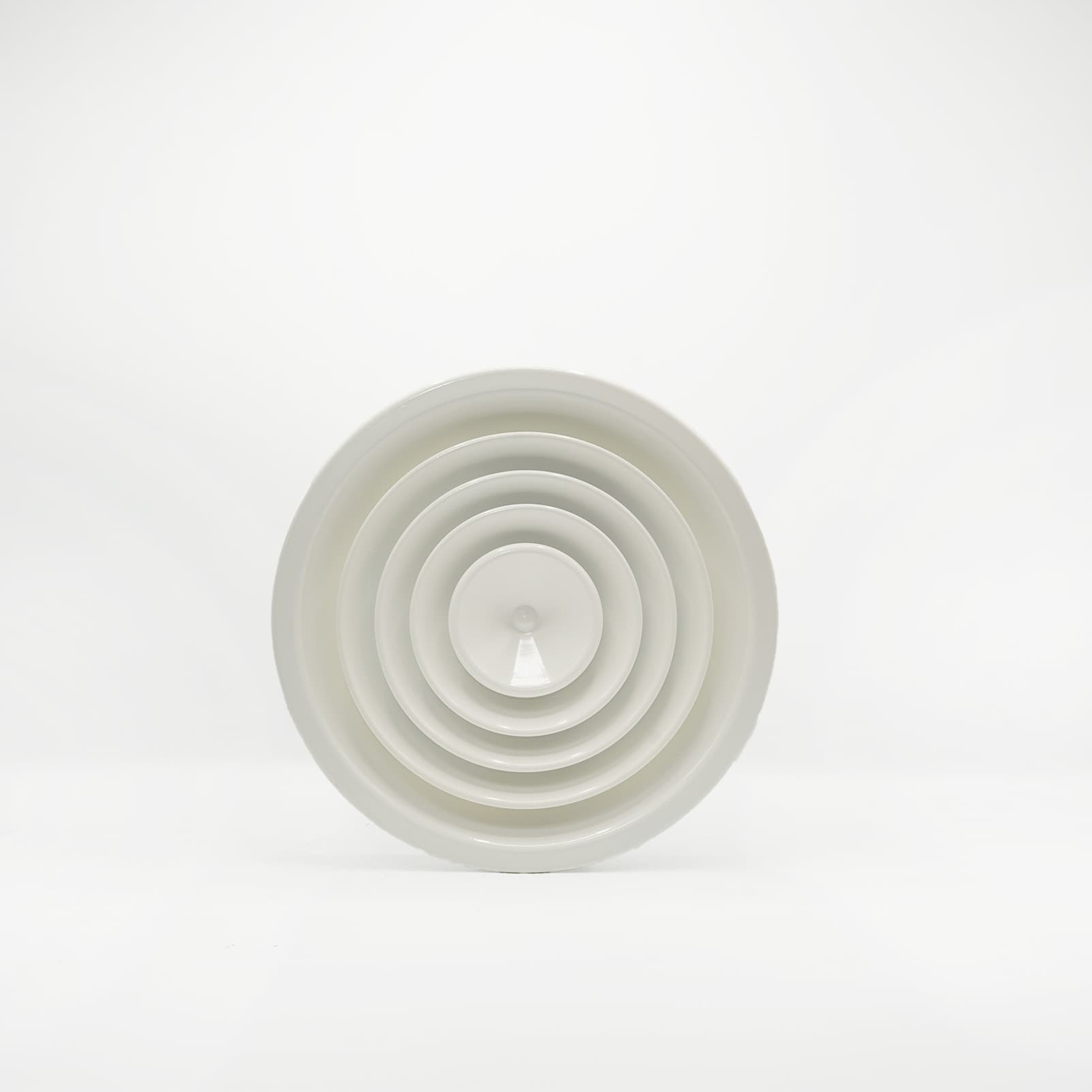 Diffuseur d’air circulaire blanc avec anneaux concentriques, vue de face