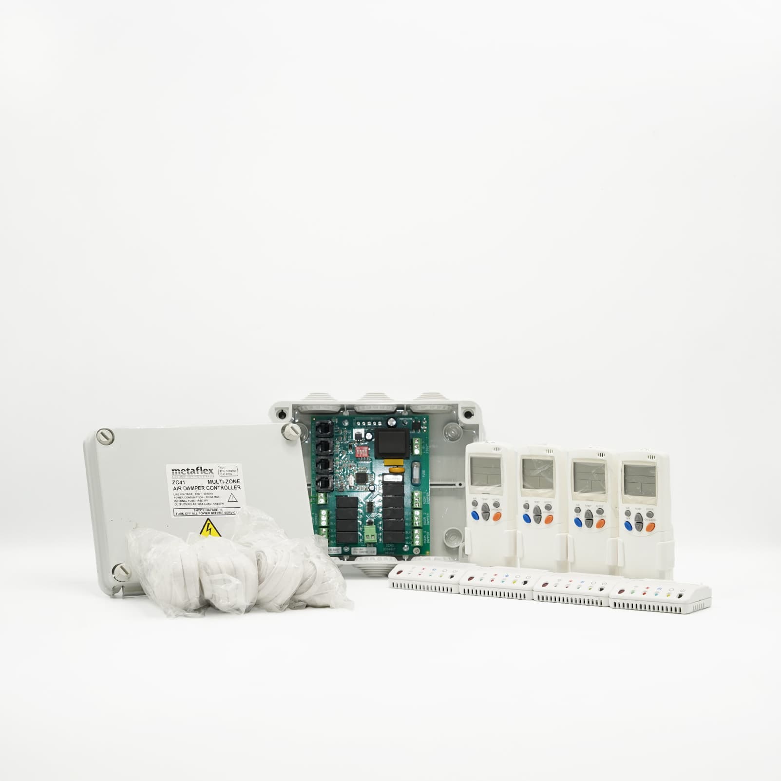 Contrôleur multizone Metaflex ZC41 pour registres d’air Contrôleur multizone Metaflex ZC41 ouvert avec commandes de zone et accessoires présentés sur la photo