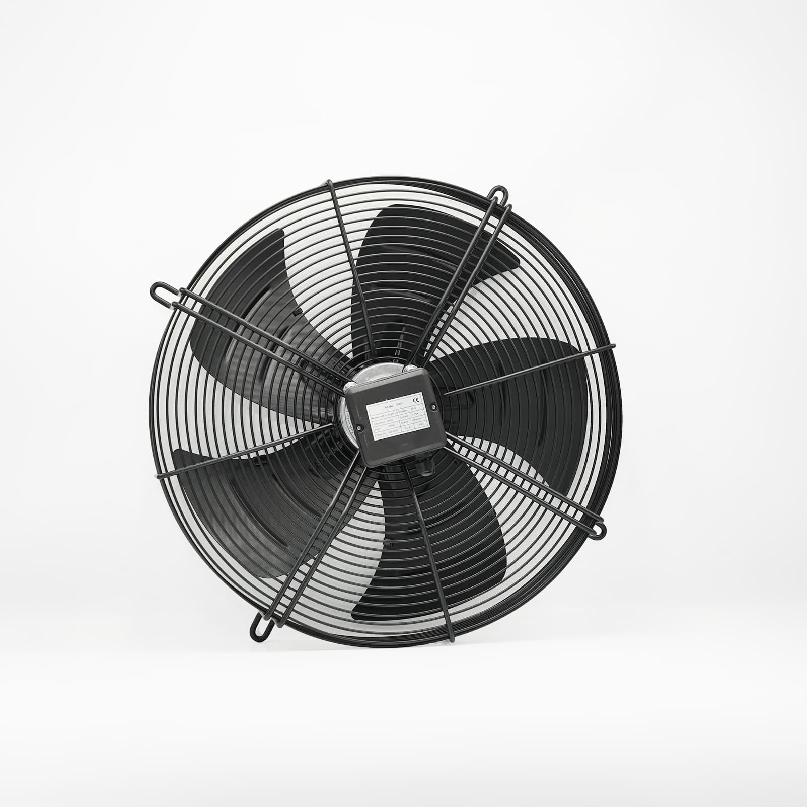 Ventilateur axial noir à quatre pales avec grille de protection Face avant du ventilateur axial noir à quatre pales et grille métallique