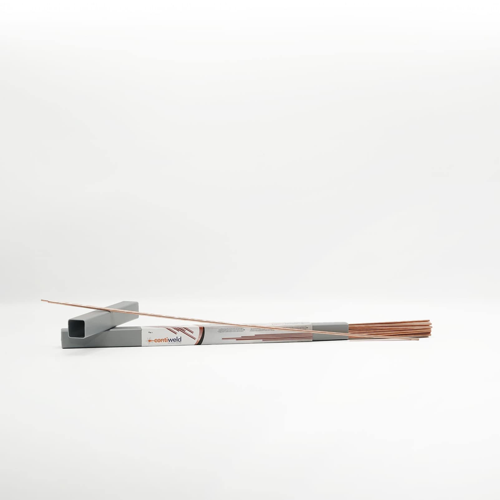 Baguettes de brasage Contiweld pour raccords cuivre, diamètre annoncé 3 mm Baguettes de brasage Contiweld et leur étui photographiés sur fond blanc