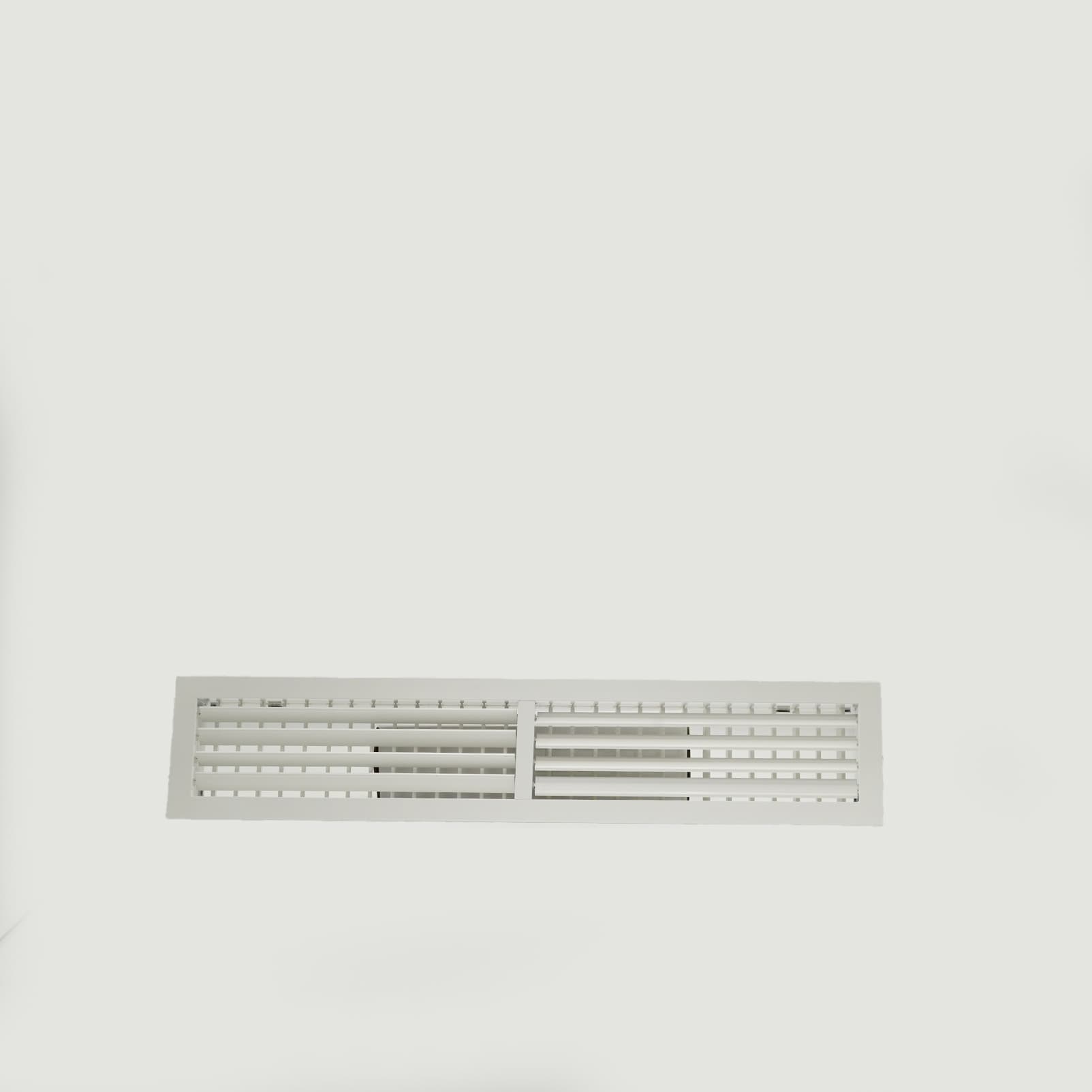 Grille de ventilation rectangulaire blanche à lames horizontales et cadre périphérique