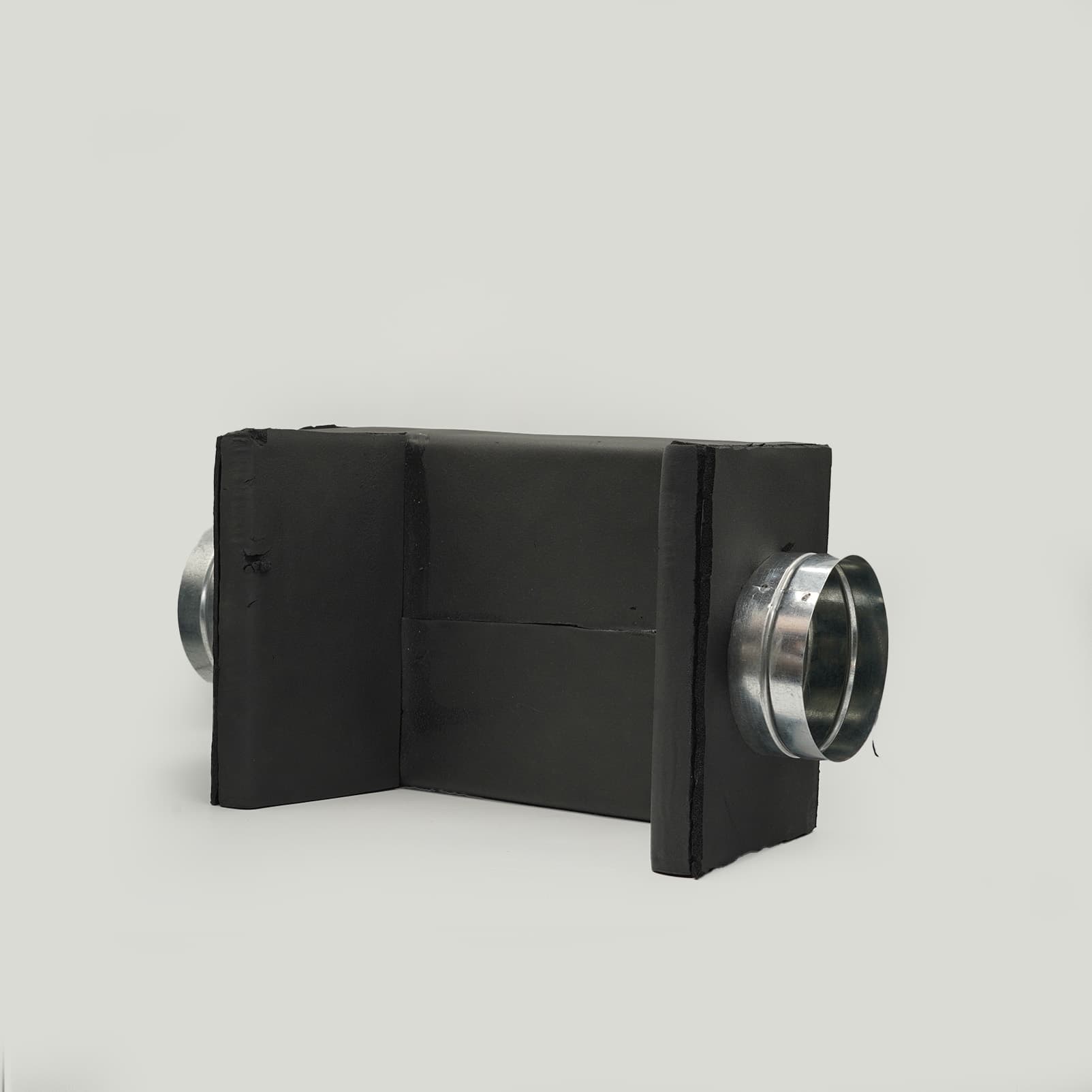 Caisson plénum isolé noir avec deux piquages circulaires métalliques de ventilation